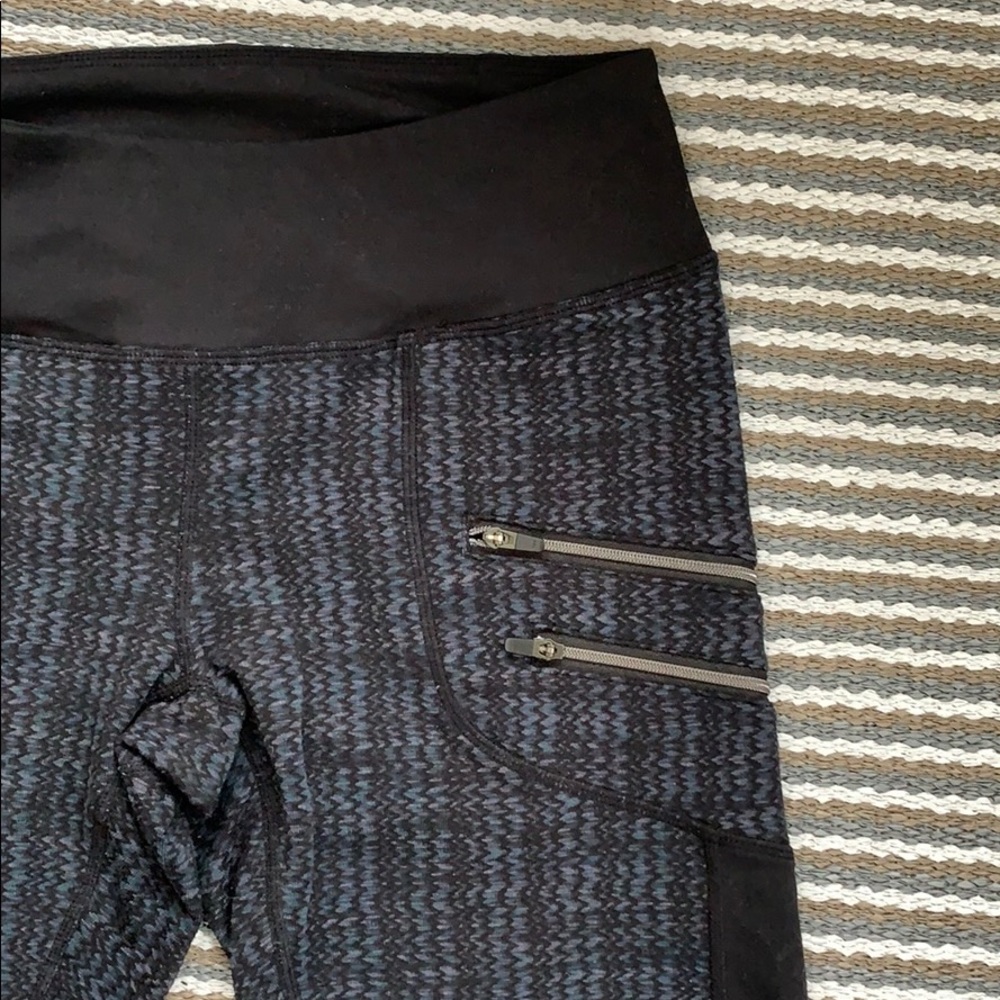Zella Navy Leggings with zipper pockets.  Sz S